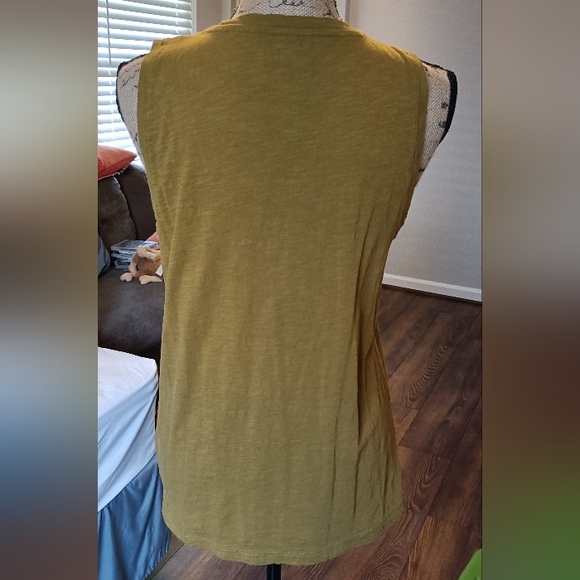 Tank top size Lg - Picture 2 of 3